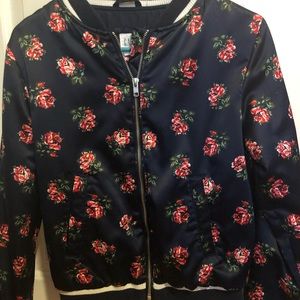 I’m selling a gap jacket with roses.
